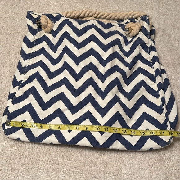 ๐ผ Large Donna Dixon Chevron, Multi-Purpose, Tote โ Navy Blue & White - Picture 2 of 12